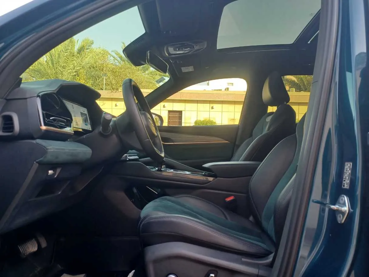 Car image 12