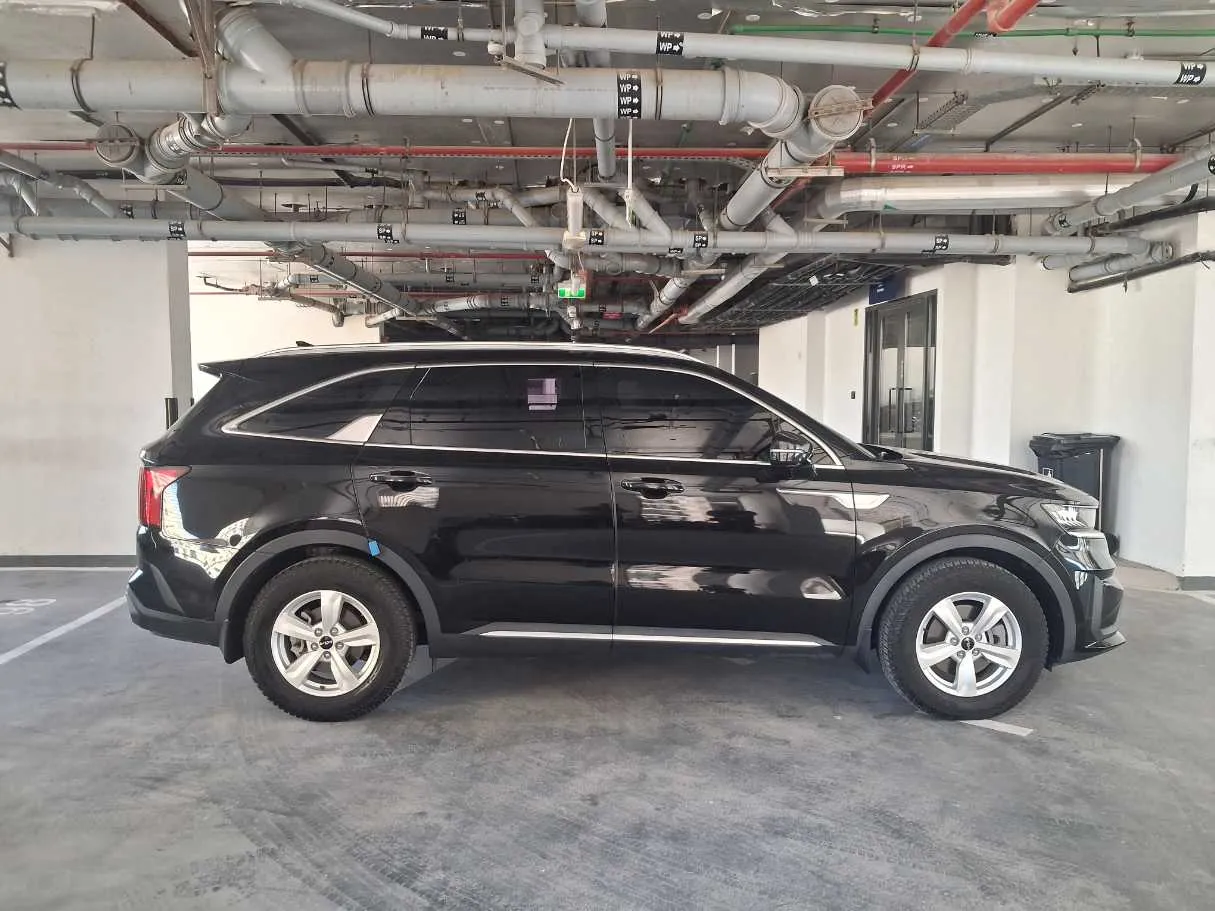 Car image 4