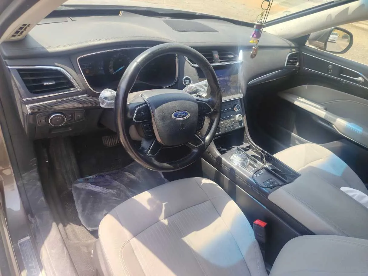 Car image 12