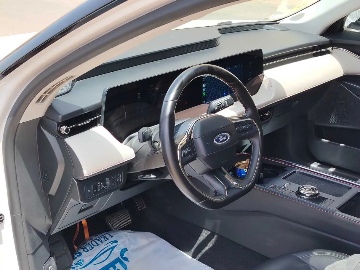 Car image 14