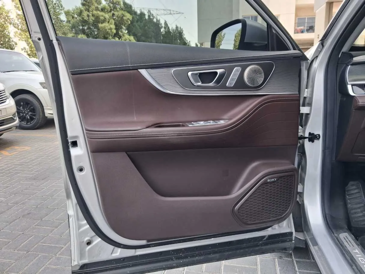 Car image 10