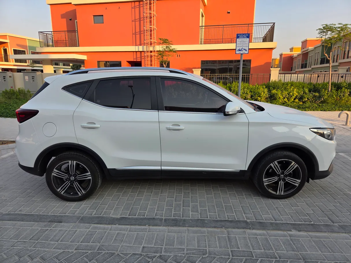 Car image 12