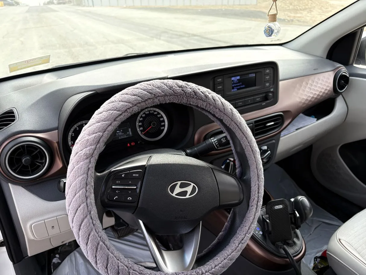 Car image 12