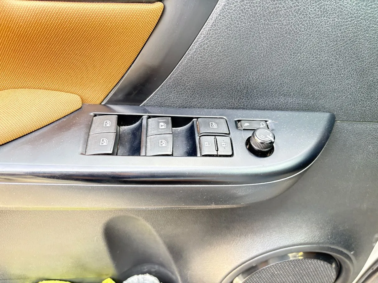 Car image 27