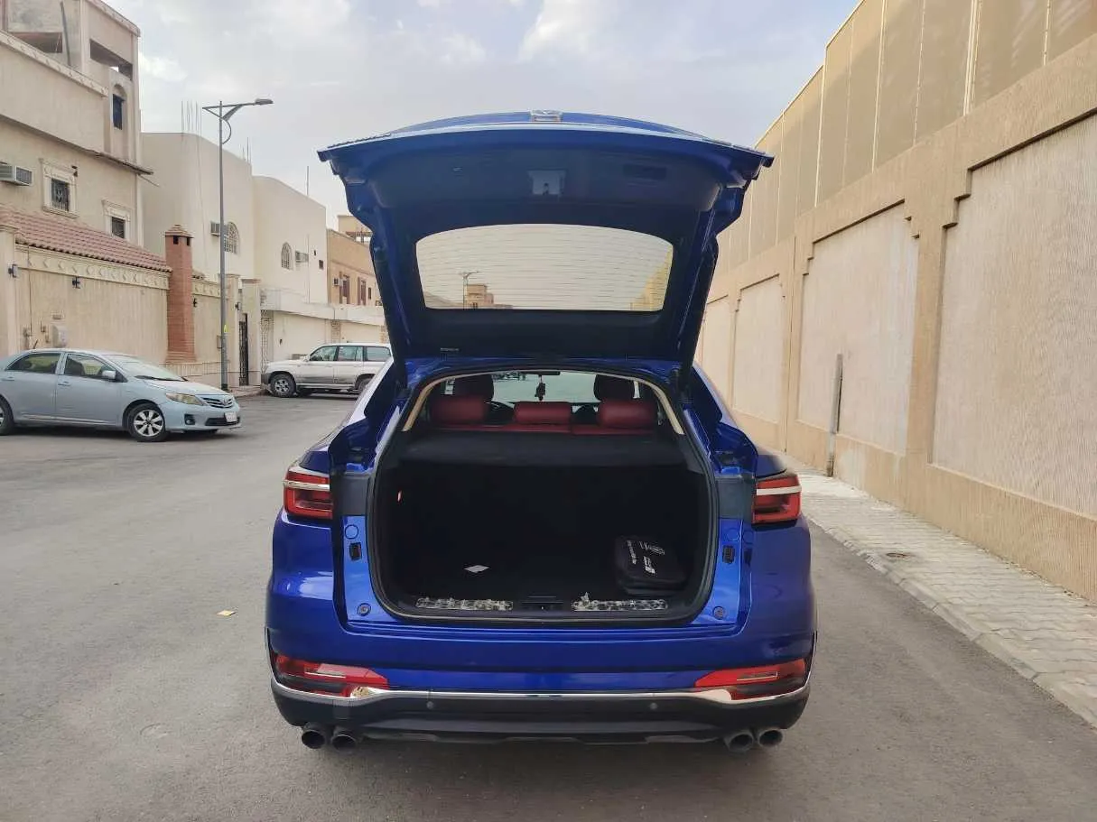 Car image 24