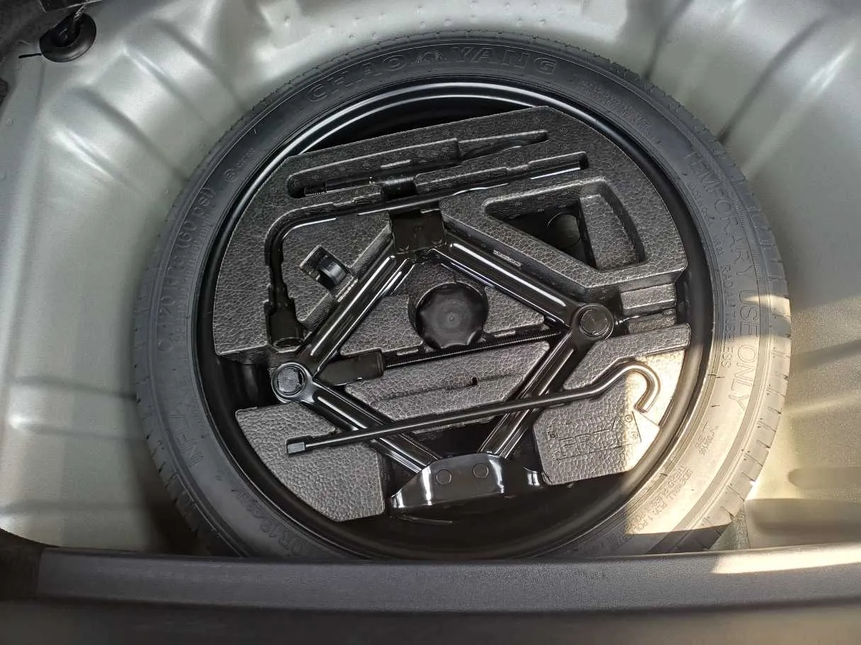 Car image 19