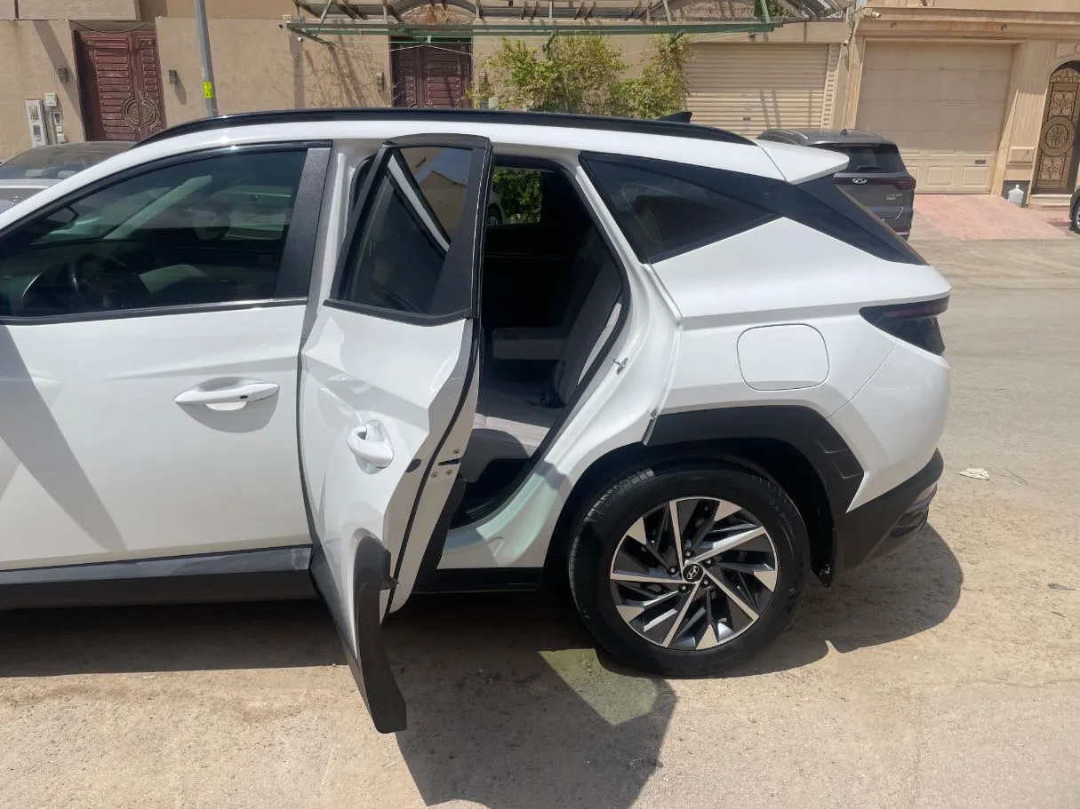 Car image 15