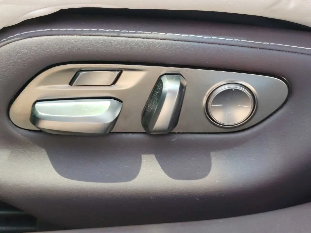 Car image 37