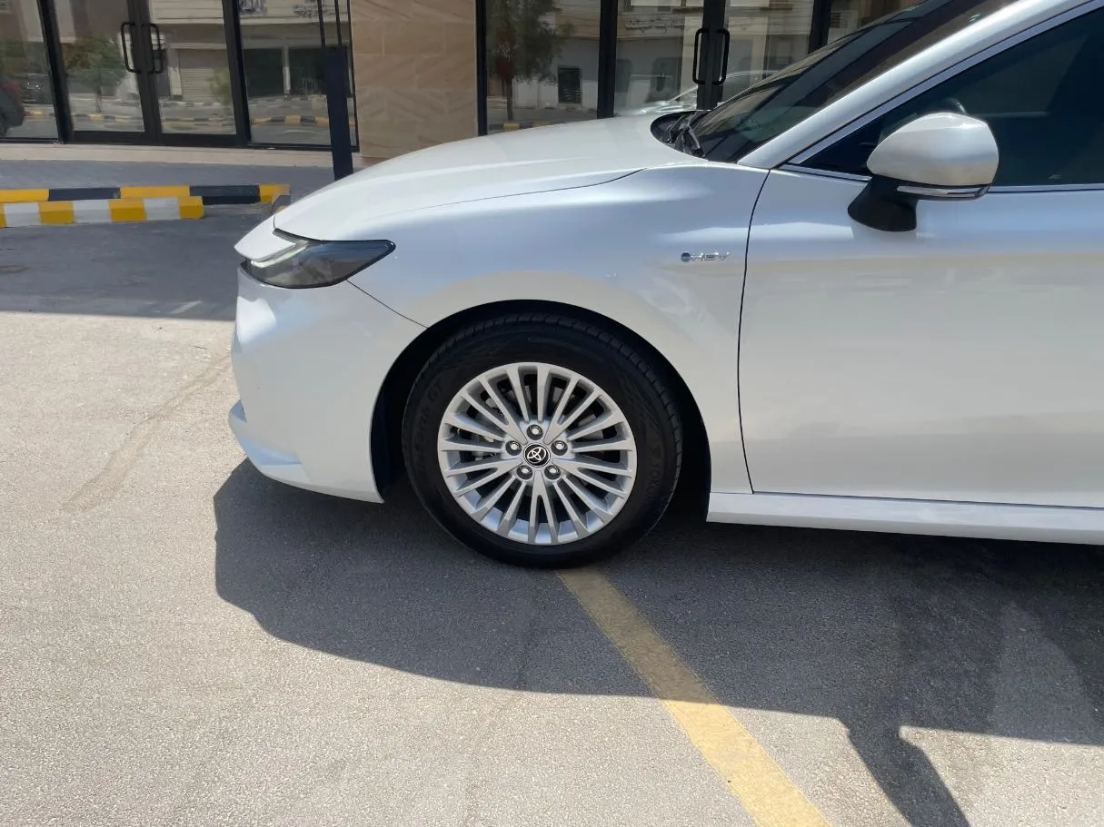 Car image 9
