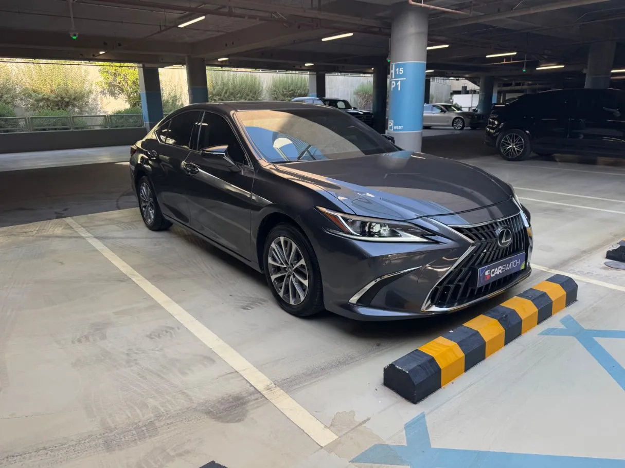 Car image 3