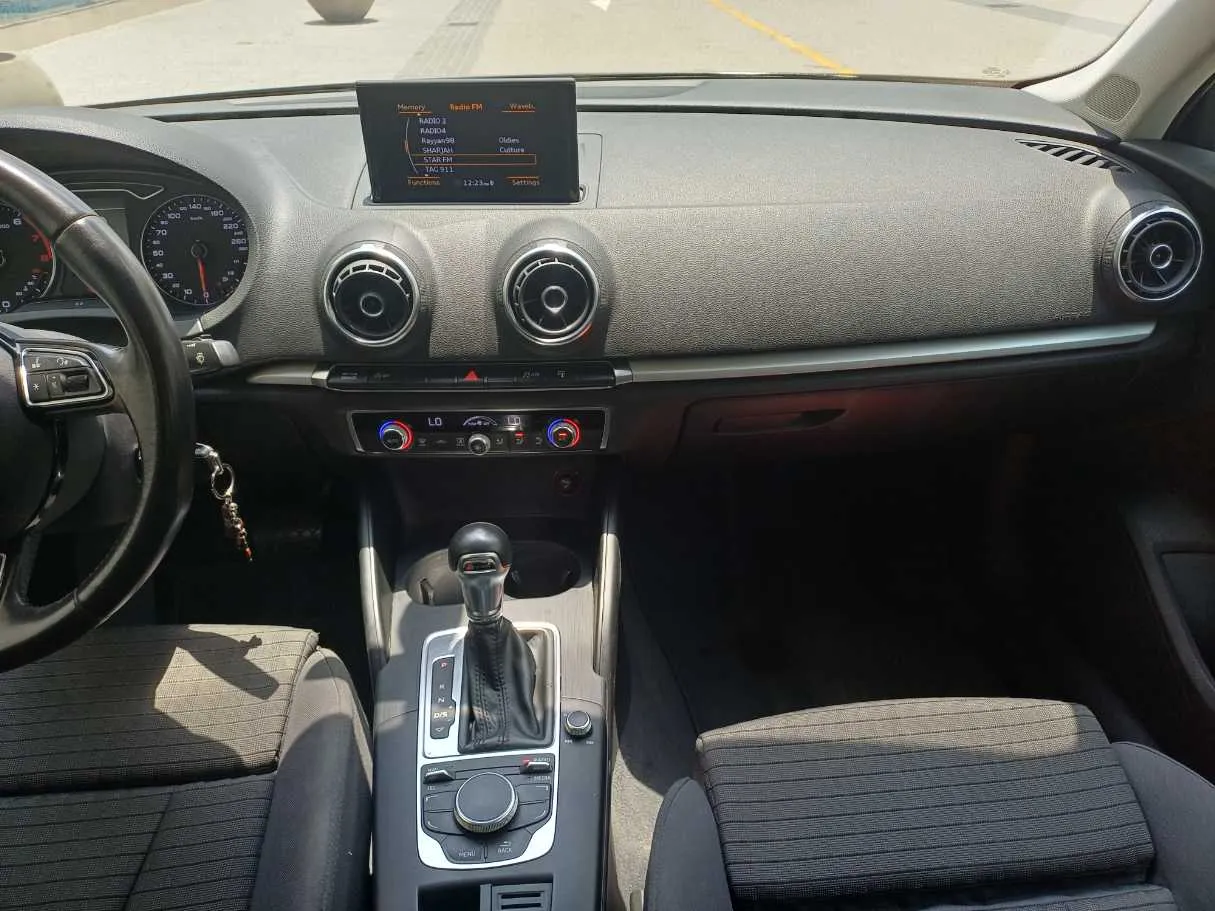 Car image 15