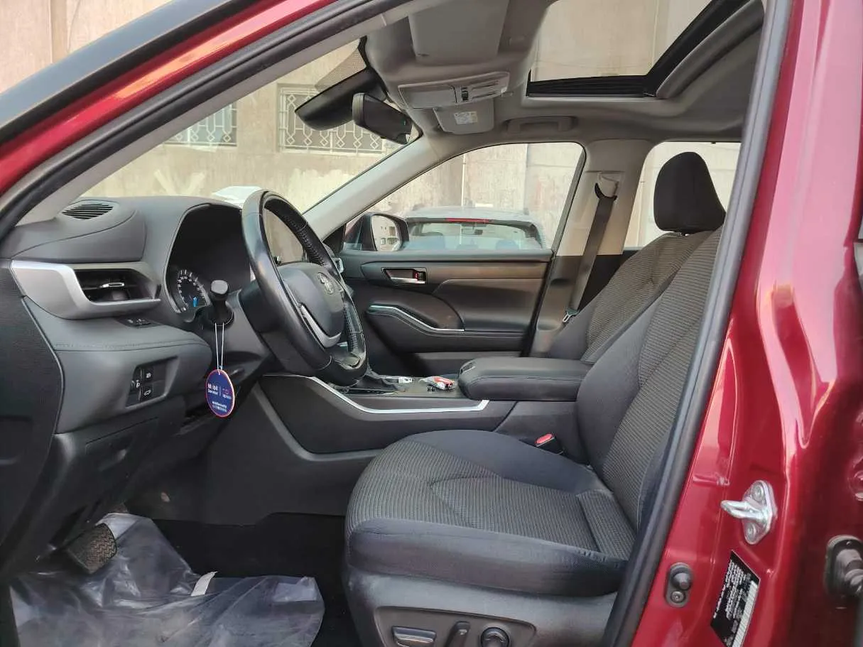 Car image 14