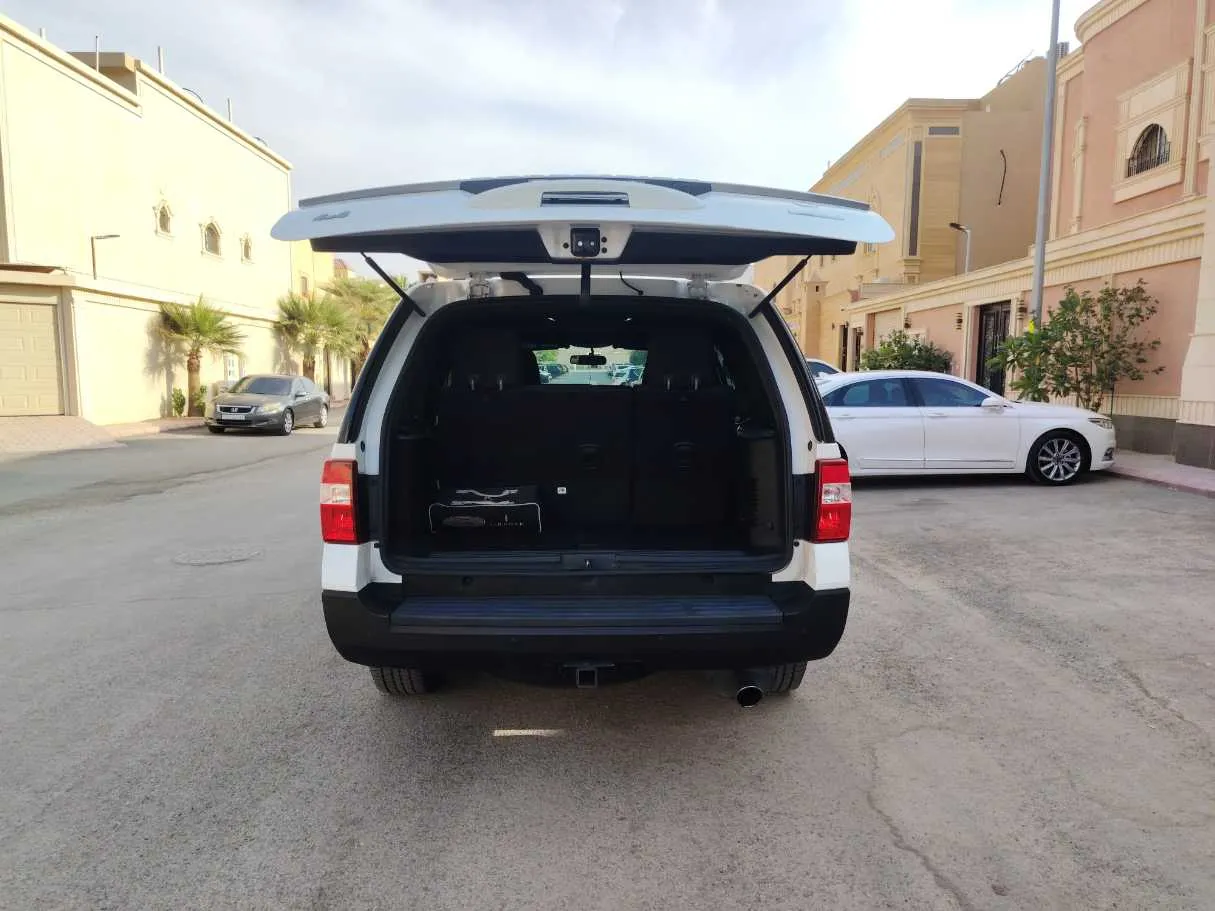 Car image 27