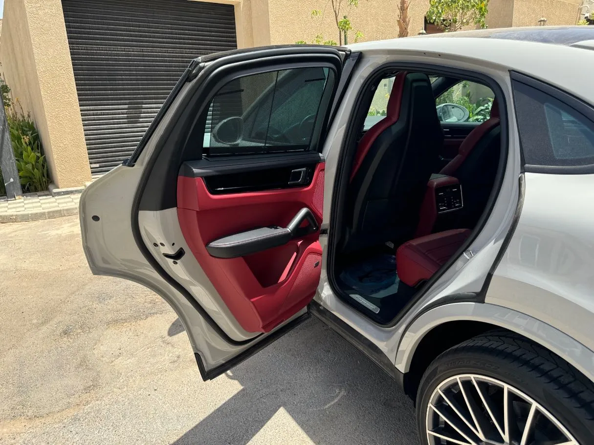 Car image 14