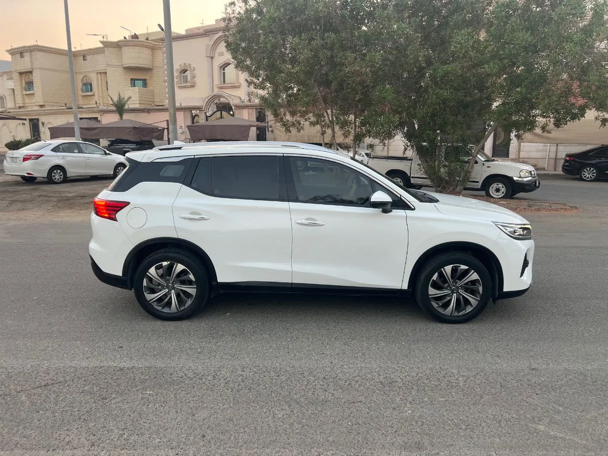 Car image 4