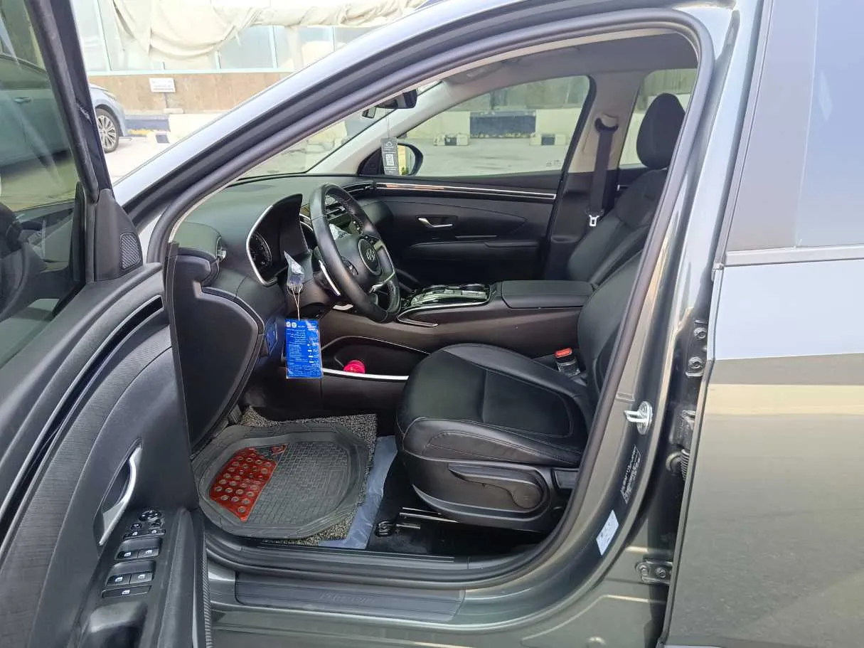 Car image 14