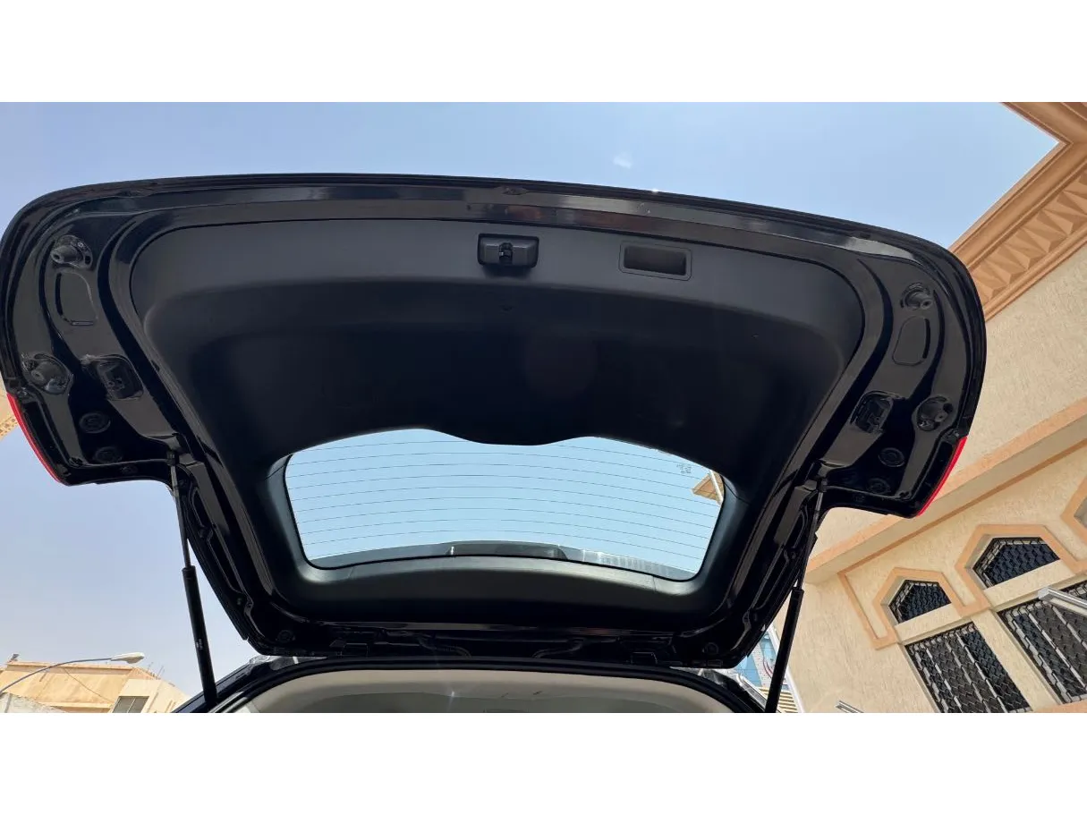 Car image 24