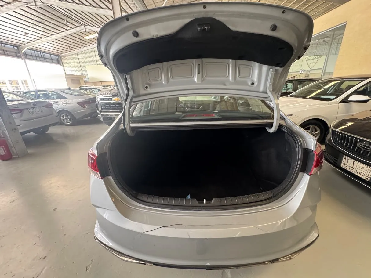 Car image 18