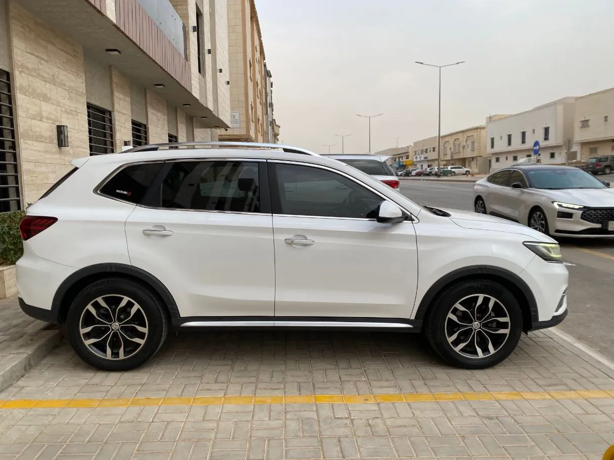 Car image 4