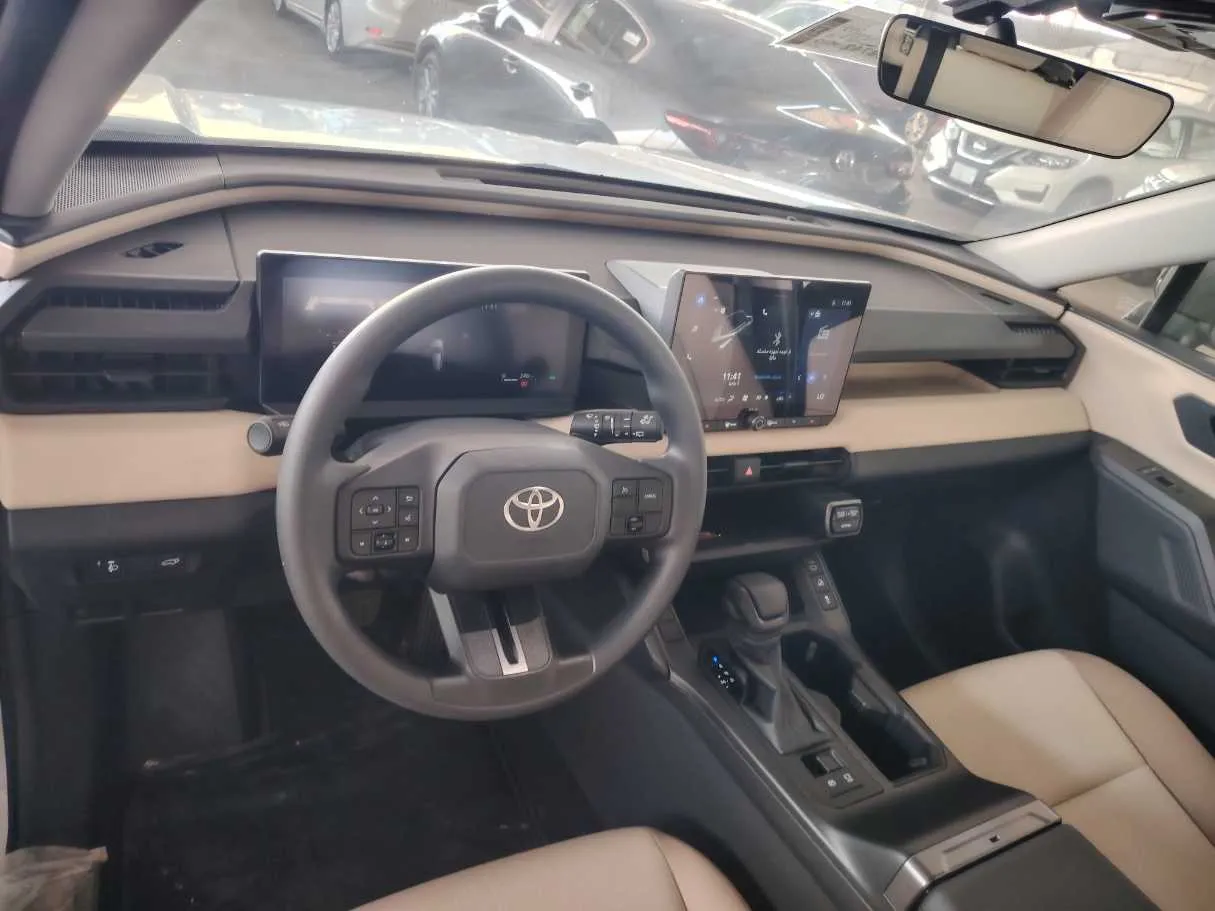 Car image 13