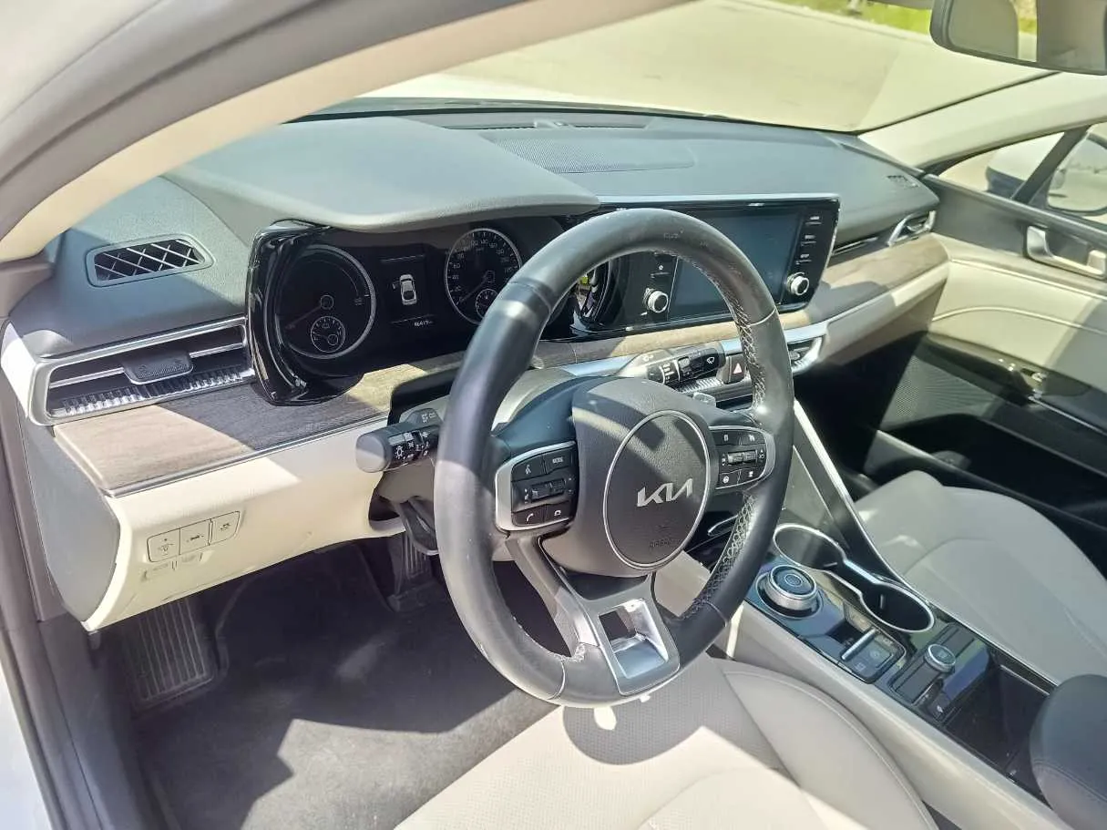 Car image 15
