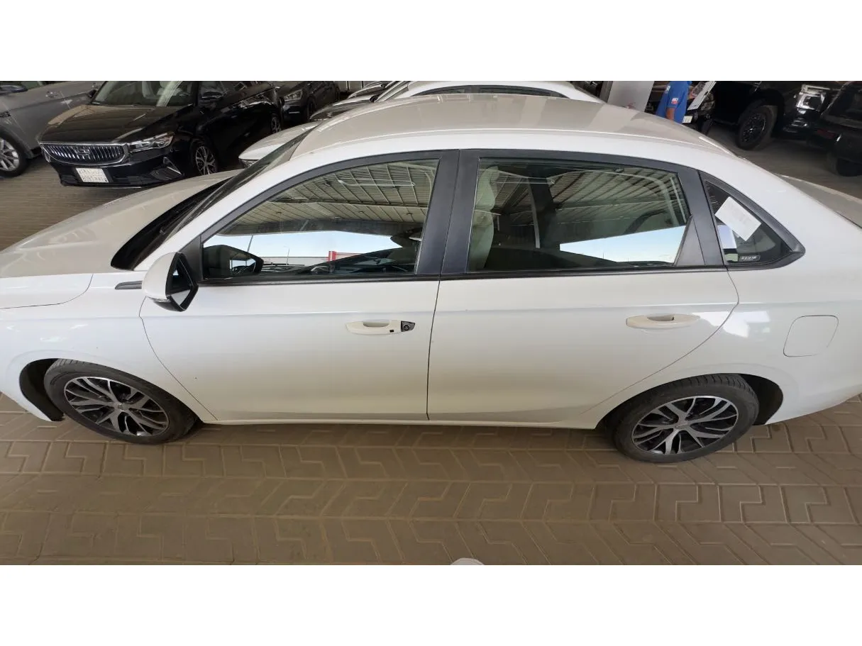 Car image 8