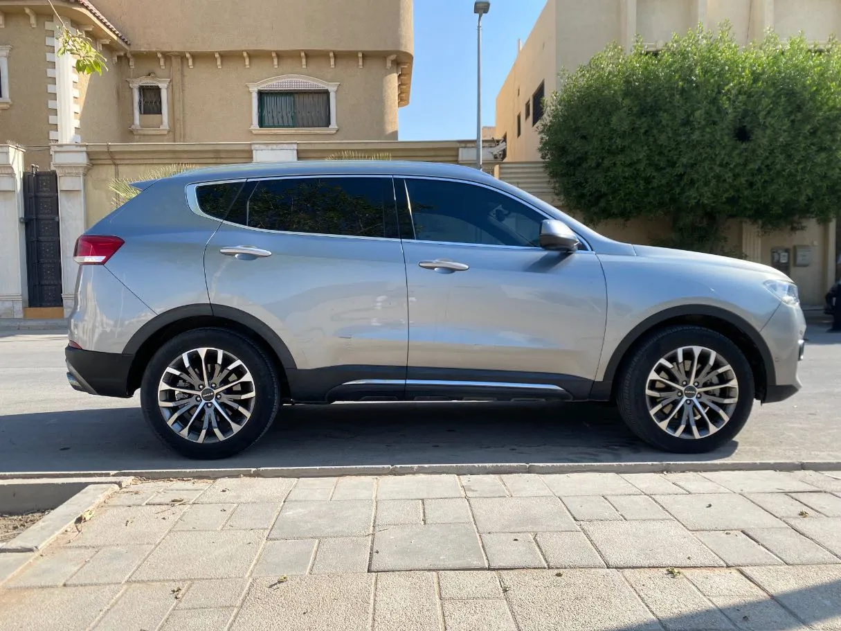 Car image 4