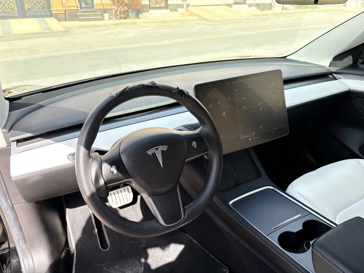 Car image 12
