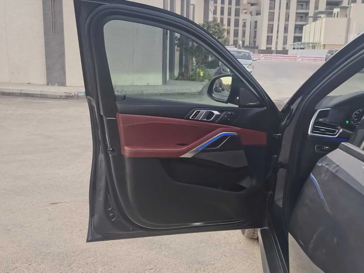 Car image 12