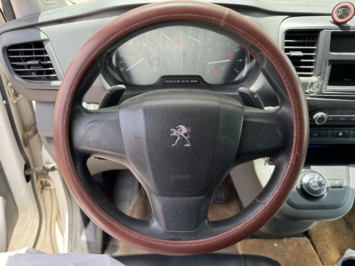 Car image 12