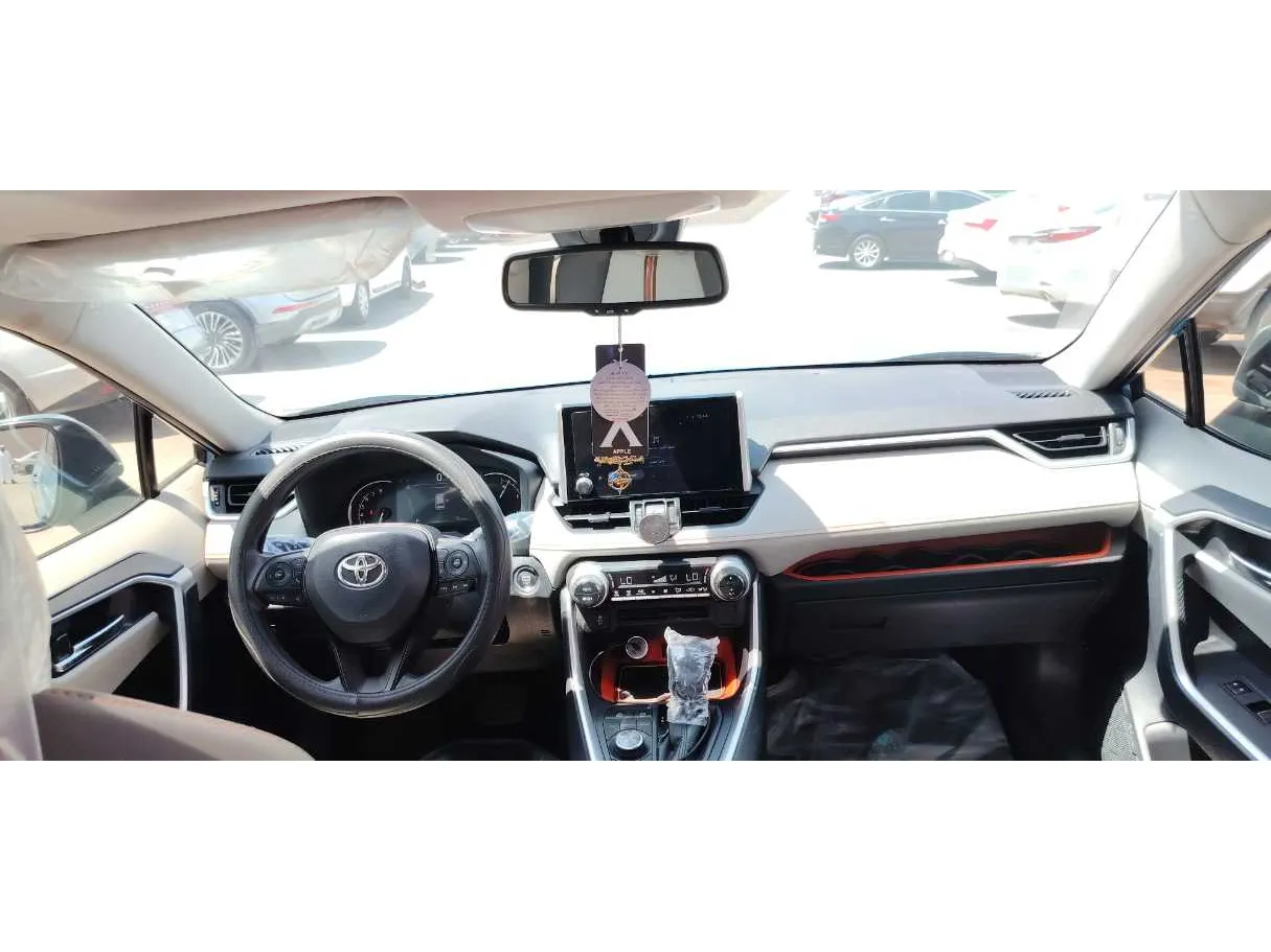 Car image 14