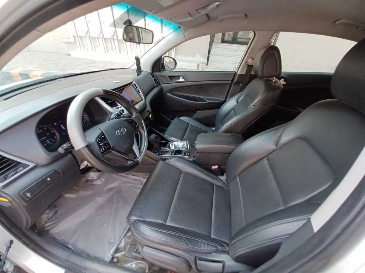 Car image 11