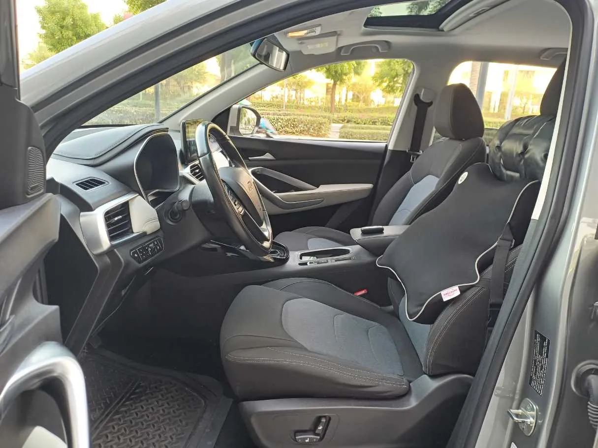 Car image 12
