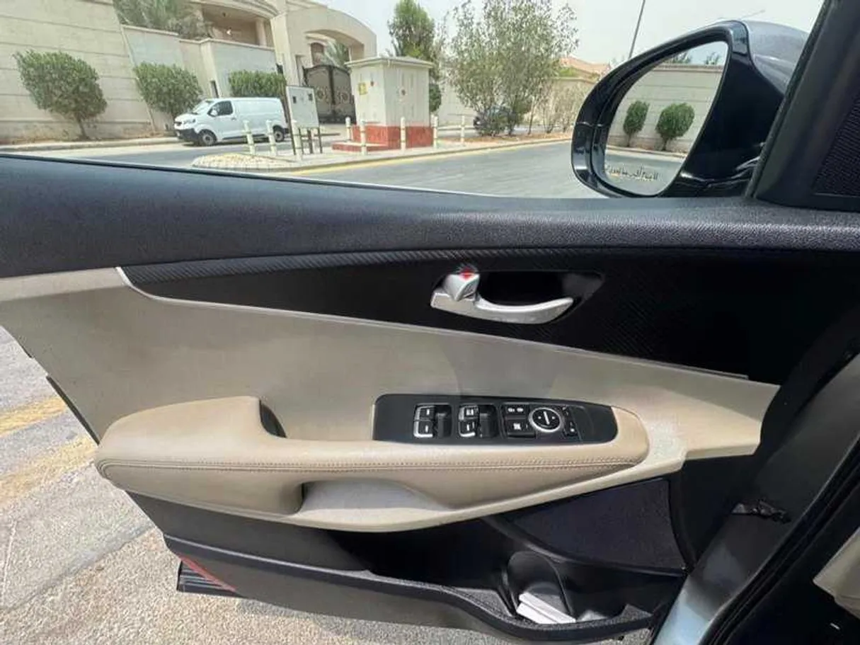 Car image 9