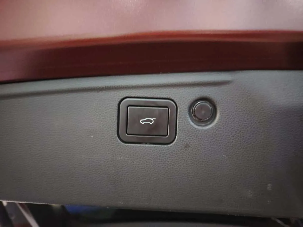 Car image 30