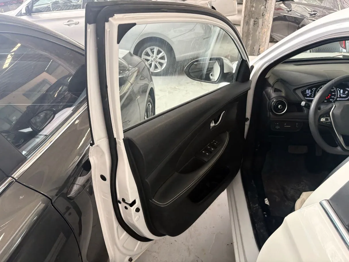 Car image 8