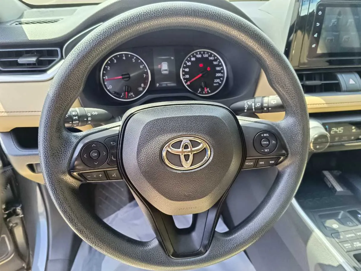 Car image 25