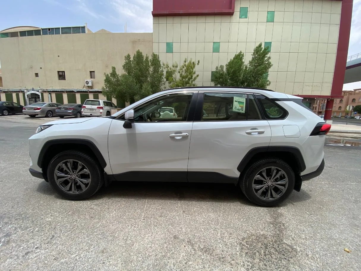 Car image 8