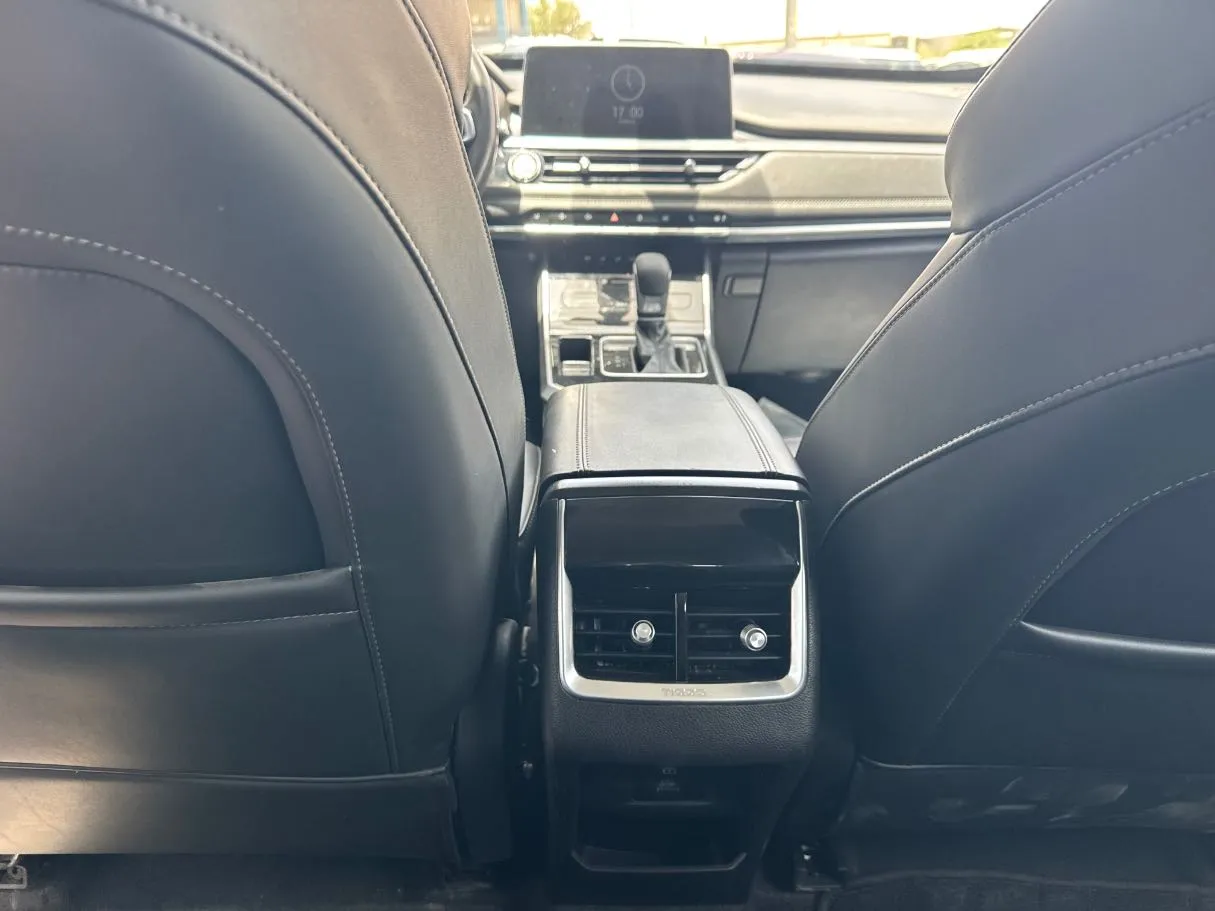 Car image 19