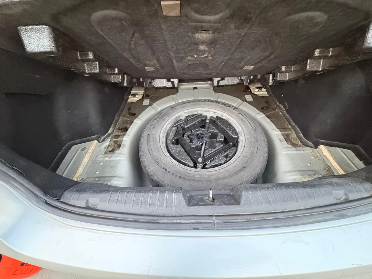 Car image 10