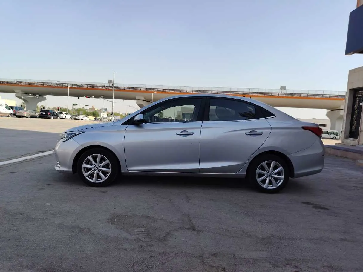 Car image 8