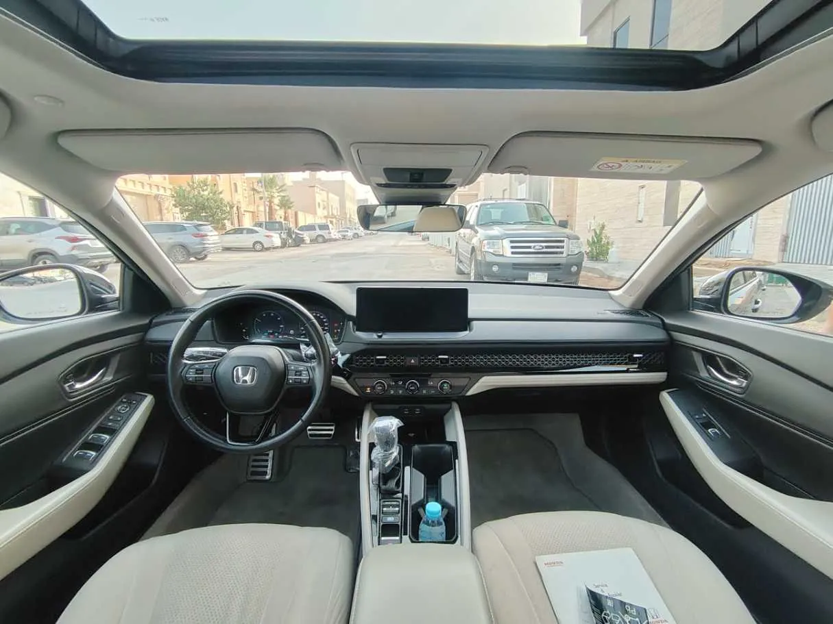 Car image 18
