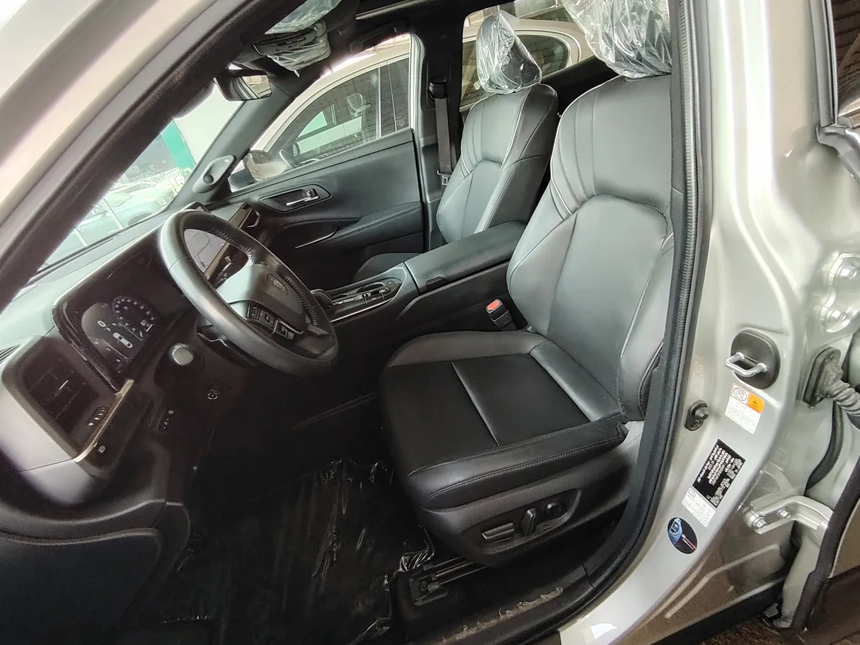 Car image 16