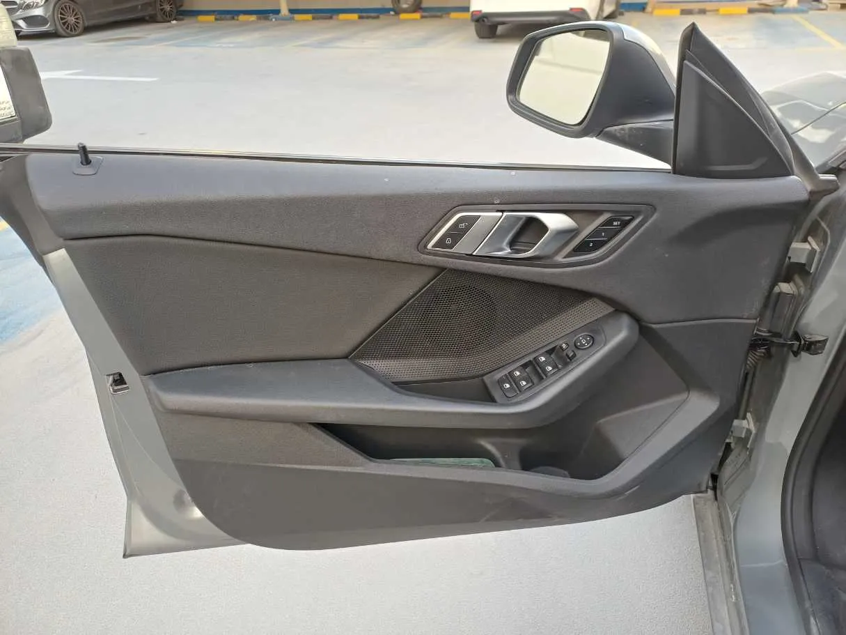 Car image 10