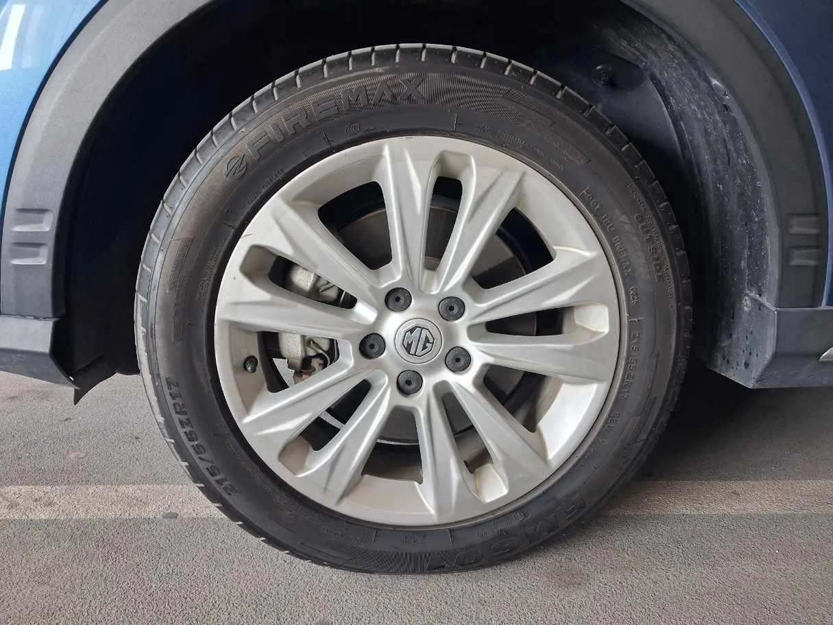 Car image 9