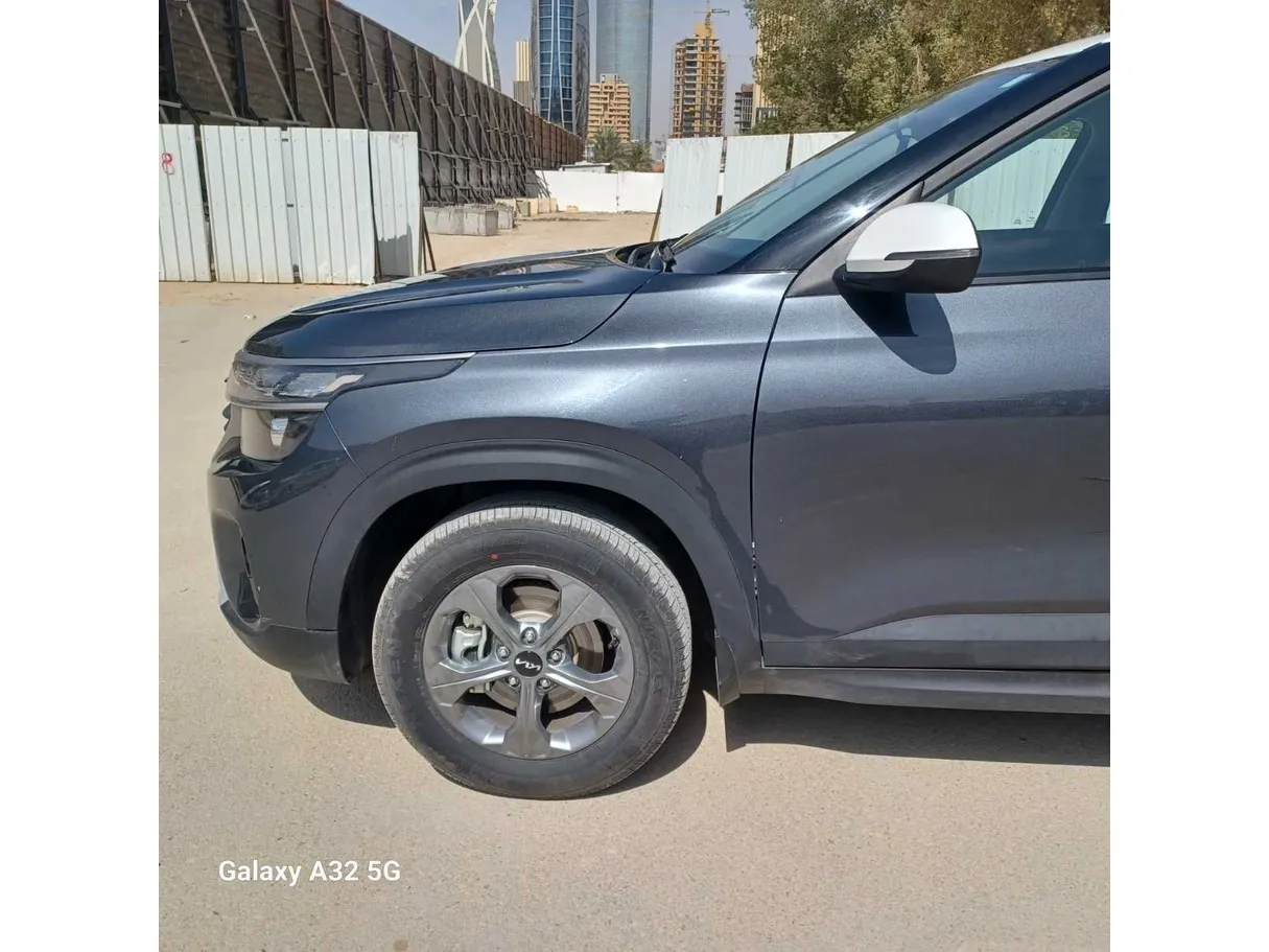 Car image 9