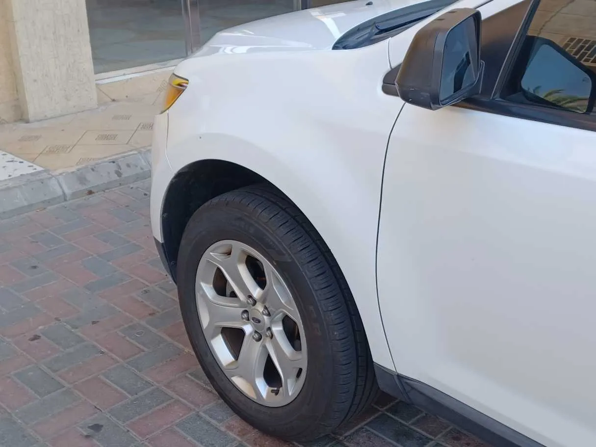 Car image 9
