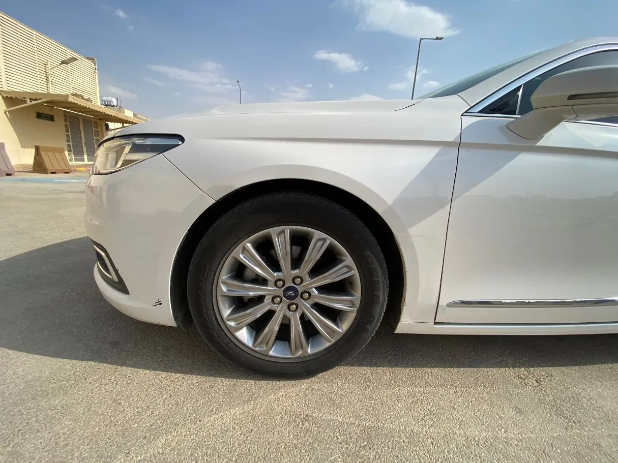Car image 9