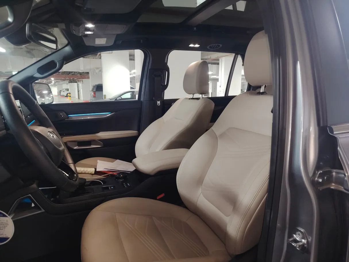 Car image 12