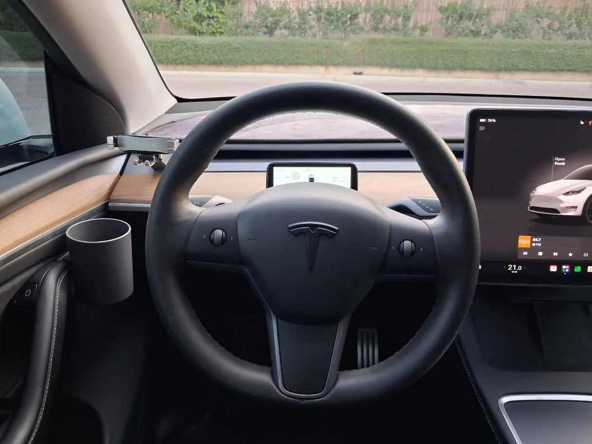 Car image 19